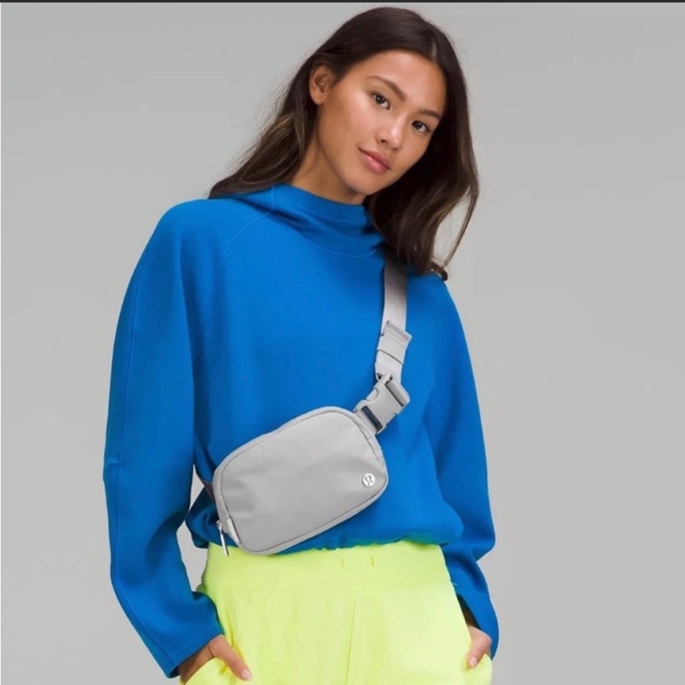 Lululemon Everywhere Belt Bag-Silver NWT